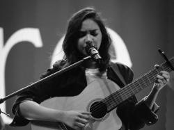 Unggah Foto Panggung Pertama, Dere Kenang Momen Gugup Ditemani Gitar dari Pakde