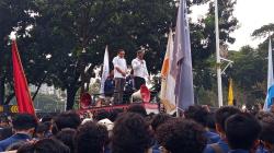 Stafsus Mensesneg Temui Massa Mahasiswa di Kawasan Monas, Janji Sampaikan Tuntutan