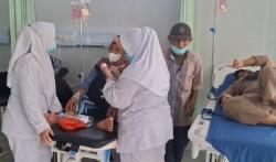 Puluhan Warga Karawang Dilarikan ke RS Diduga Keracunan Gas Kaustik Soda