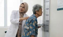 Waspada! Tubuh Makin Bungkuk dan Pendek Bisa Jadi Tanda Osteoporosis