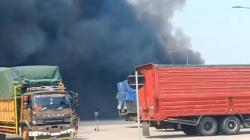 Kebakaran Gudang Limbah Plastik di Pasuruan, Api Merembet ke Lahan Ilalang
