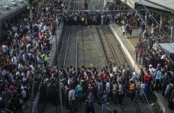 Berbahaya, Penumpang Menumpuk di Stasiun Duri Semakin Banyak