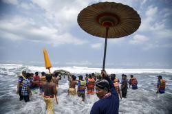 Abdi Dalem Keraton Yogyakarta Ikut Prosesi Labuhan di Pantai Parangkusumo