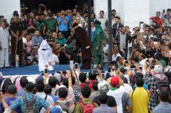Hukuman Cambuk di Halaman Masjid Aceh Ditonton Ratusan Orang
