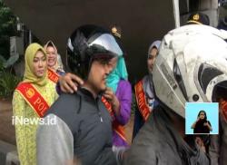 Razia Simpatik, Puluhan Polwan Gunakan Kebaya Bagikan Helm Gratis