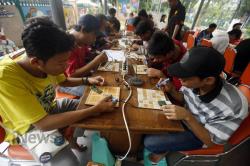 Puluhan Warga Ikut Pelatihan Servis Handphone di RPTRA Kebon Sirih