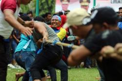 Panjat Pinang dan Tarik Tambang Warnai Hari Buruh Internasional di Medan