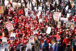 May Day: Ribuan Buruh Mulai Padati Bundaran Patung Kuda
