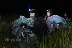 32 Pajurit Pasukan Khusus TNI Laksanakan Terjun Rahasia