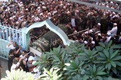 Ribuan Peziarah Iringi Pemakaman Ulama Kharismatik KH Sholeh Qosim