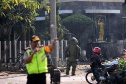 Khawatir Masih Ada Bom, Petugas Sisir Gereja di Surabaya