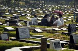Jelang Ramadan, TPU Karet Bivak Ramai Dikunjungi Peziarah