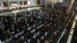 Khusyuk, Ribuan Umat Muslim Surabaya Jalani Salat Tarawih Pertama