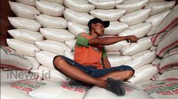 52.494 Kepala Keluarga di Palembang Terima 15 Kilogram Bantuan Beras Medium
