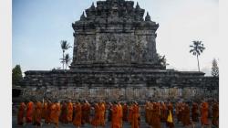 Prosesi Penyemayaman Api Dharma Waisak di Candi Mendut