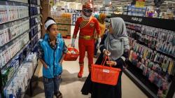 Begini Gaya Superhero Belanja Bareng Anak Yatim