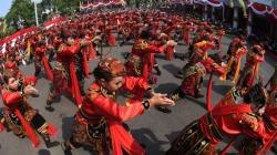 Meriahkan HUT Ke-725 Kota Surabaya, Ratusan Murid SD Tampilkan Tari Remo 