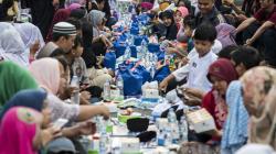 Dahsyatnya Pahala Memberi Makan Orang yang Berpuasa di Bulan Ramadan