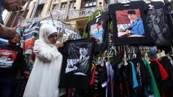 Khofifah Berdialog dengan Pedagang Pasar Kaget Tugu Pahlawan Surabaya