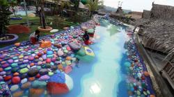 Batu-Batu Cikao Water Park Dihiasi Bendera Peserta Piala Dunia 2018