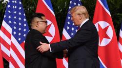 Momen Akrab 48 Menit Pertemuan Donald Trump dan Kim Jong Un