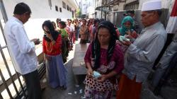 Ribuan Warga Antre Pembagian Zakat Mal di Surabaya