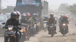 Berbahaya, Pemudik Sepeda Motor Lintasi Jalan Berdebu dan Berpasir