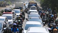 Jalur Alternatif Karawang Dipadati Pemudik, Lalu Lintas Tersendat