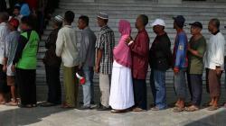 Pakai Sandal Jepit di Istana Bogor, Warga Antre Bersalaman dengan Jokowi-JK