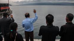 Keluarga Korban Kapal Tenggelam Berdoa di Tepi Danau Toba