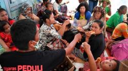 Tigaras Peduli Bagikan Konsumsi Gratis kepada Keluarga Korban KM Sinar Bangun