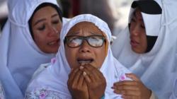 Keluarga Korban KM Sinar Bangun Salat Gaib di Danau Toba