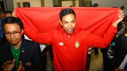 Tiba di Tanah Air, Lalu Muhammad Zohri Bentangkan Bendera Merah Putih