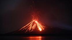 Indahnya Letusan Lava Gunung Anak Krakatau