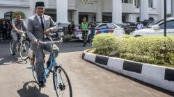 Ridwan Kamil Naik Sepeda Ontel saat Perkenalan dengan DPRD Jabar