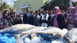 Menteri Susi Berikan 5 Ton Ikan Tuna untuk Pondok Pesantren Gontor
