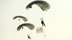 Penerjun Payung TNI AU Bawa Obor Asian Games 2018 Keliling Palembang