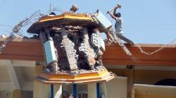 Warga Gotong Royong Memperbaiki Menara Masjid yang Rusak Akibat Gempa