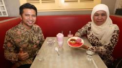 Khofifah-Emil Cicipi Es Krim Merah Putih Buatan Zangrandi