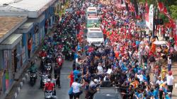 Antusiasme Ribuan Warga Jakarta Melihat Pawai Obor Asian Games 2018