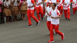 Pakai Sneakers Merah Putih, Presiden Jokowi Bawa Obor Asian Games 2018