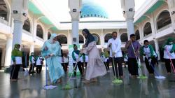 Shireen Sungkar Bantu Mengepel Halaman Masjid Nasional Al-Akbar Surabaya