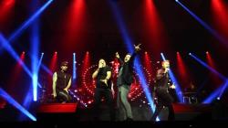Konser Terakhir Boyzone Memukau Penggemar di Surabaya
