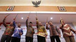 Simbol Lawan Korupsi, Ketua KPK bersama Rektor UM Surabaya Angkat Keris 