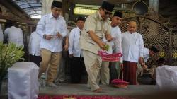 Prabowo Ziarah ke Makam Pendiri NU di Jawa Timur