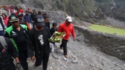 Ribuan Warga Kediri Jalani Ritual Larung Sesaji Gunung Kelud