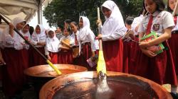 Mengenal Budaya Betawi, Siswa SD Ini Belajar Membuat Dodol