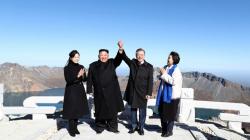 Potret Kim Jong Un dan Moon Jae In Jalan-Jalan ke Puncak Gunung Paektu