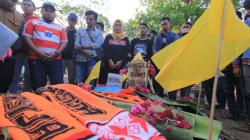 Makam Anggota Jakmania Haringga Sirila Dipenuhi Syal Persija