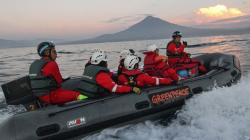 Aksi Greenpeace dan Grup Band Boomerang Duduki Kapal Penyuplai Sawit